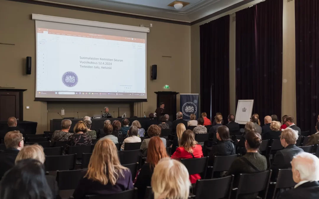 Suomalaisten Kemistien Seuran (SKS) vuosikokous ja 105-vuotisjuhla pidettiin 12. huhtikuuta 2024 Tieteiden talossa Helsingissä